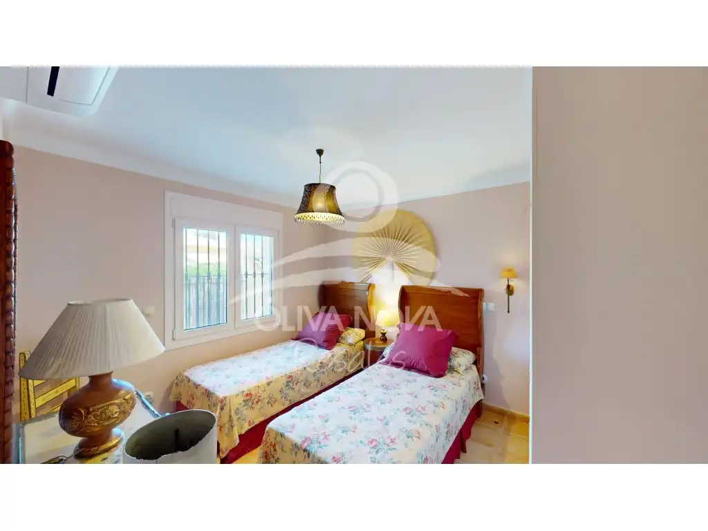 Habitación de Casa o chalet en venta en Oliva con Terraza y Piscina