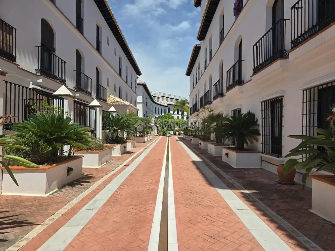 Vista exterior de Piso en venta en Vélez de Benaudalla con Aire acondicionado, Terraza y Piscina comunitaria