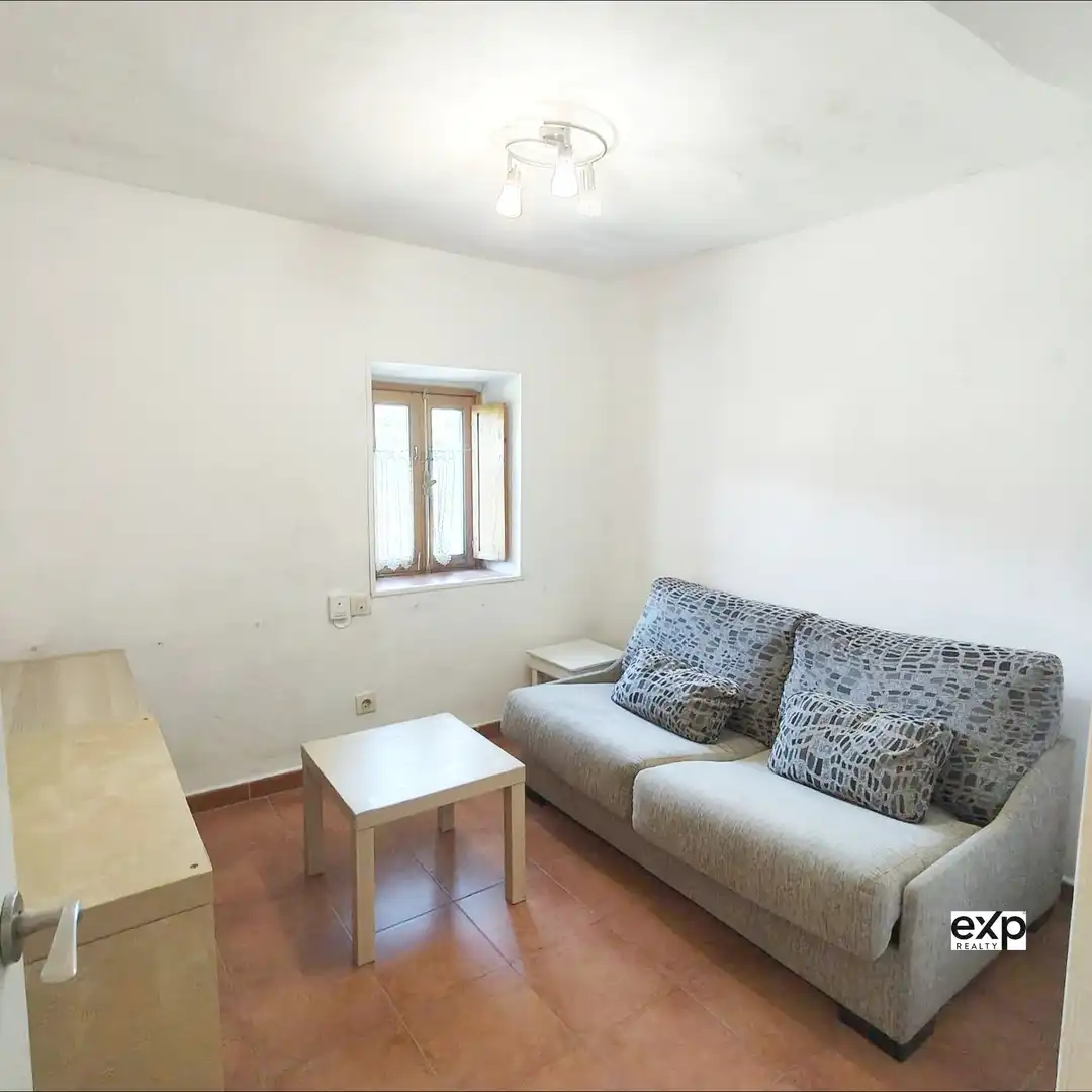 Sala d'estar de Casa adosada en venda en Oviedo  amb Parquet i Moblat