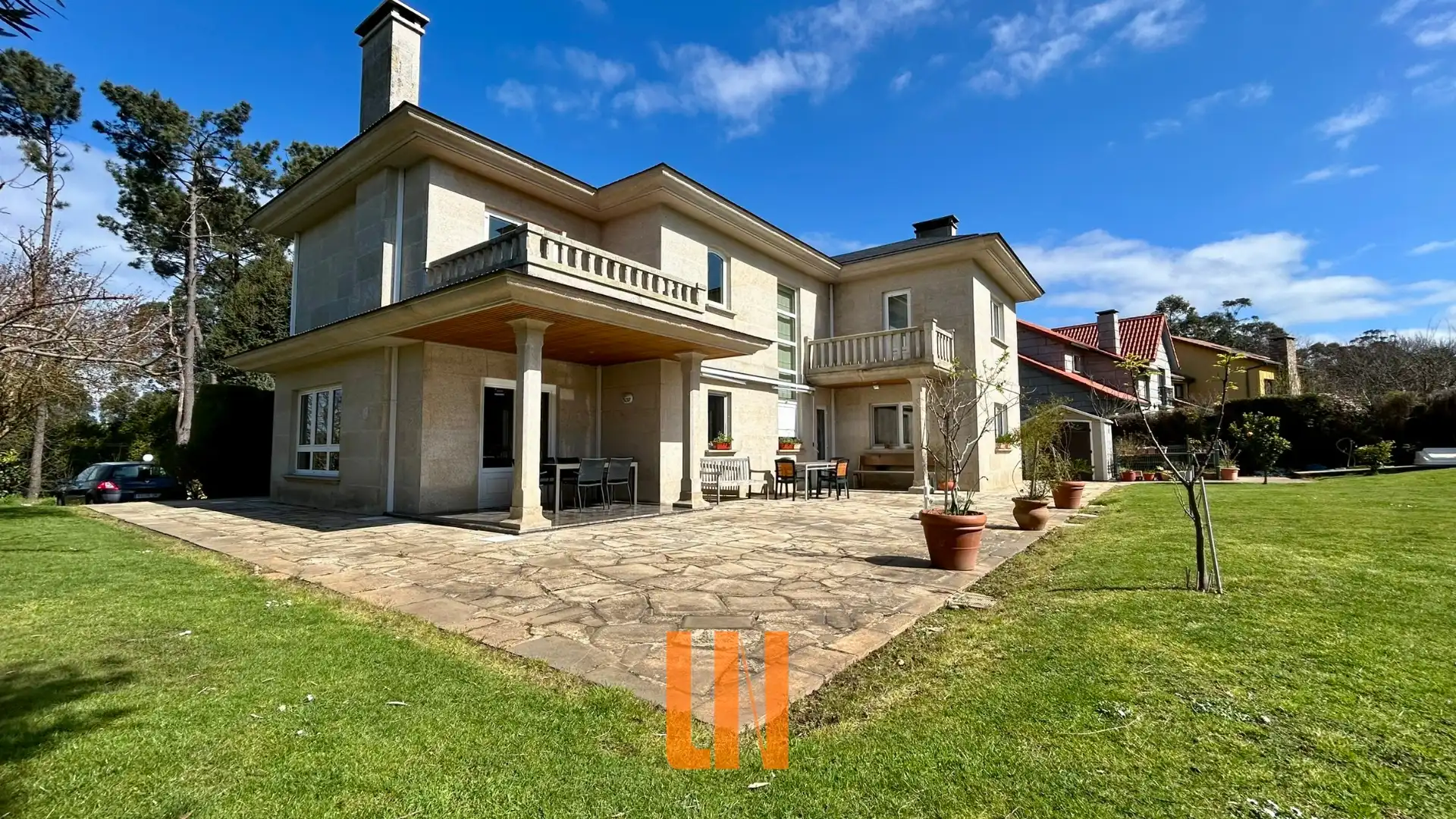 Vista exterior de Casa o xalet en venda en Oleiros amb Calefacció, Jardí privat i Parquet