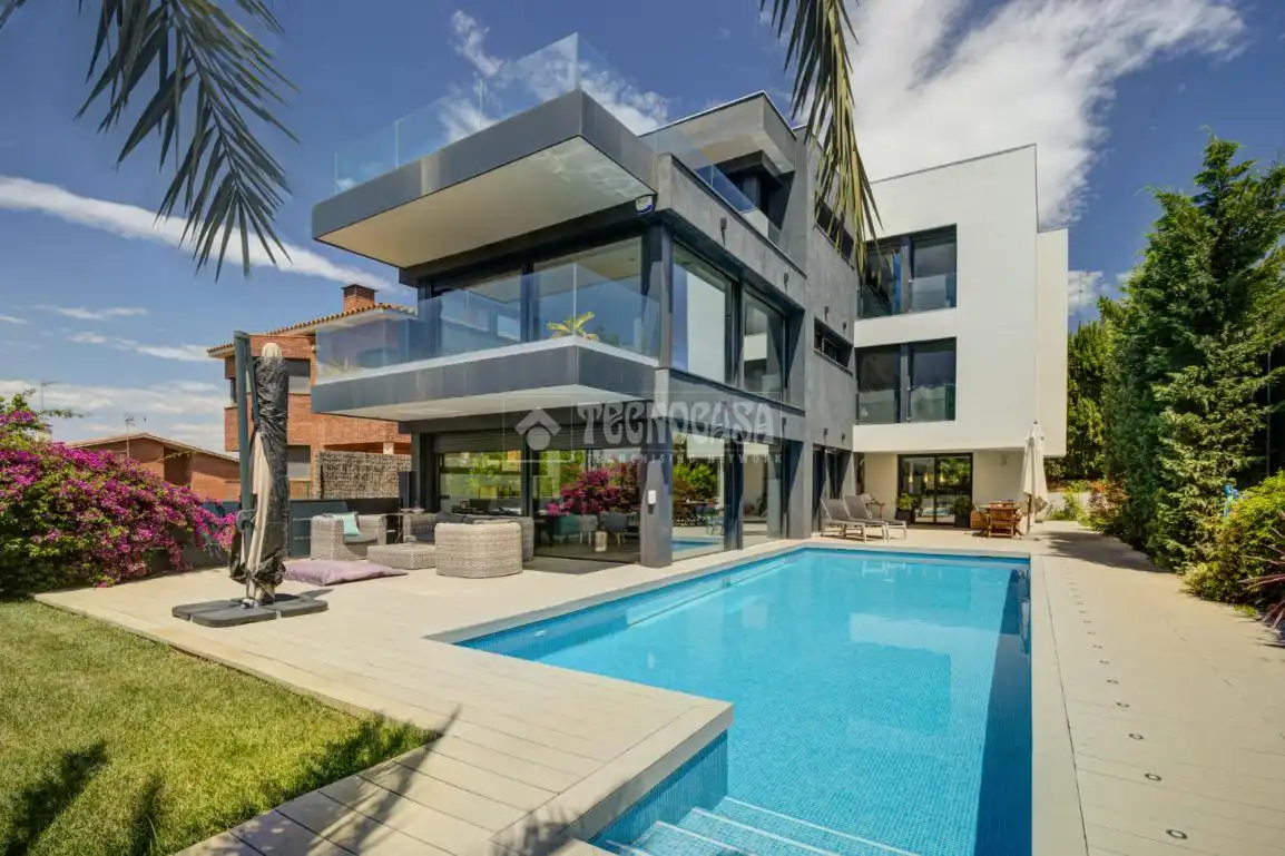 Vista exterior de Casa o chalet de alquiler en Sant Cugat del Vallès con Aire acondicionado, Calefacción y Terraza