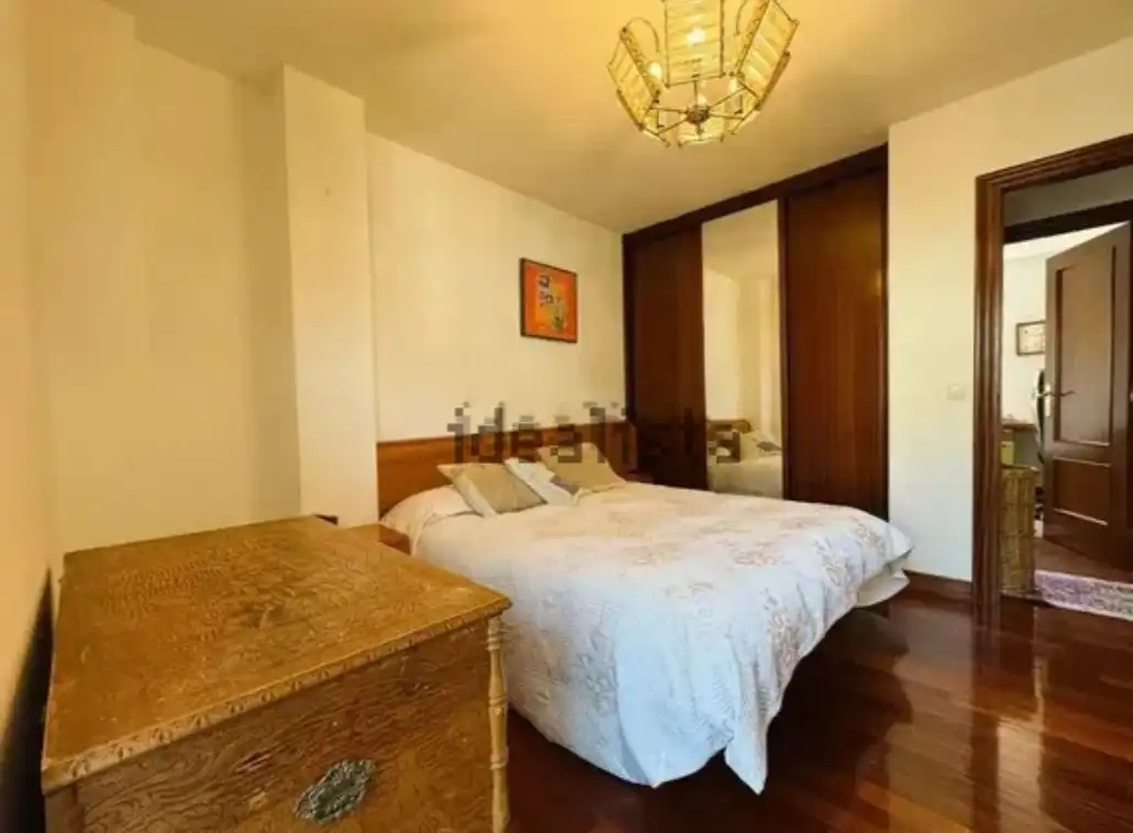 Schlafzimmer von Einfamilien-Reihenhaus zum Verkauf in Castro-Urdiales mit Heizung, Privatgarten und Parkett