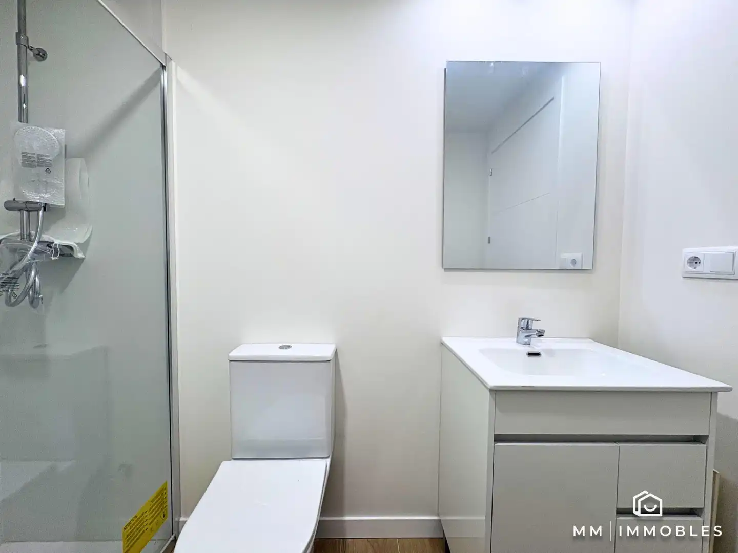 Badezimmer von Erdgeschoss zum Verkauf in Canovelles mit Heizung, Parkett und Balkon