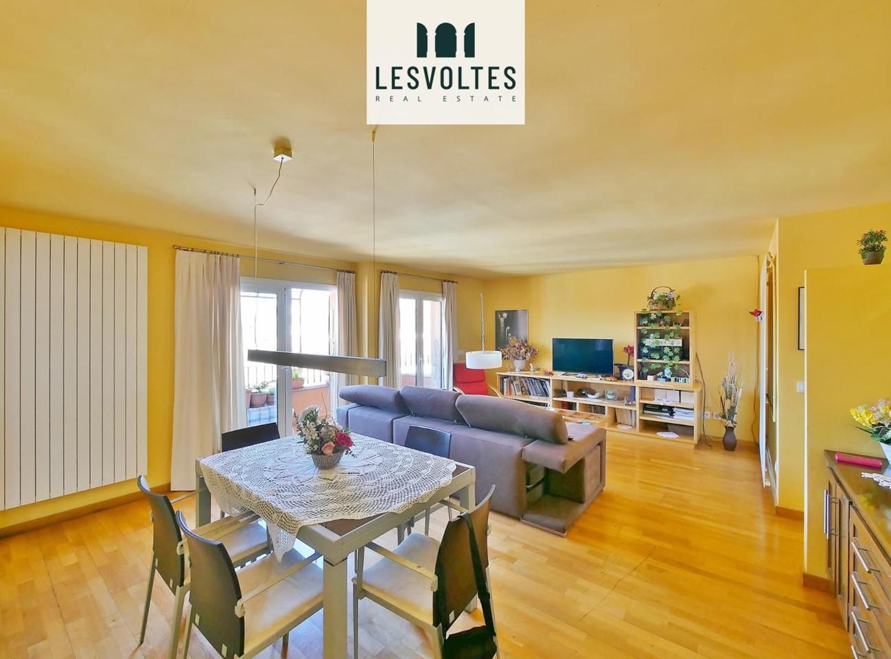 Living room of Attic for sale in La Bisbal d'Empordà  with Heating, Parquet flooring and Terrace