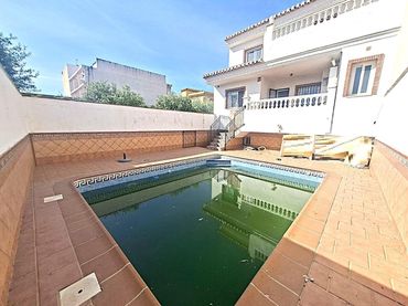 Casa aparellada en venda a Híjar