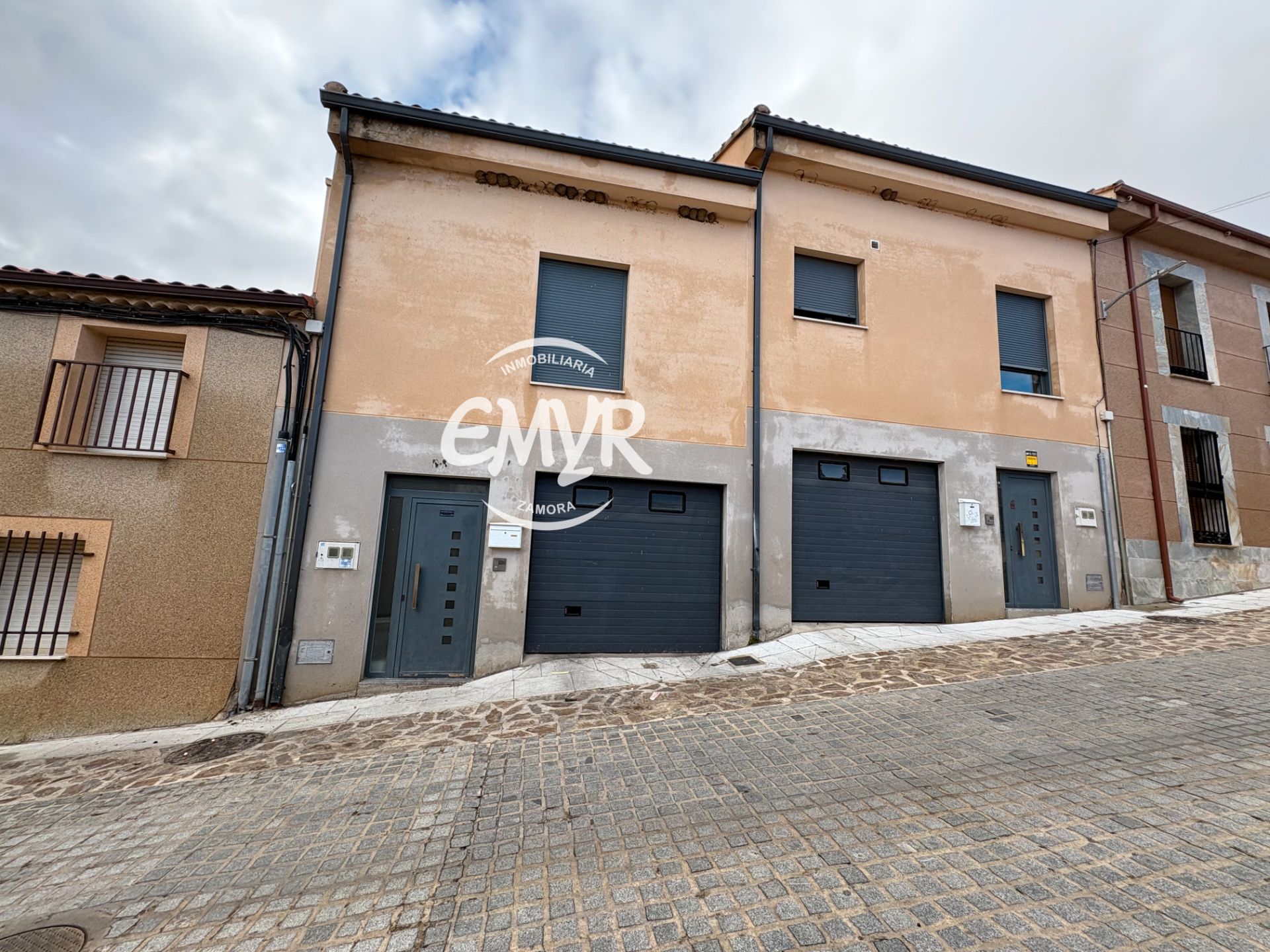 Vista exterior de Casa adosada en venda en La Hiniesta  amb Parquet, Traster i Piscina comunitària