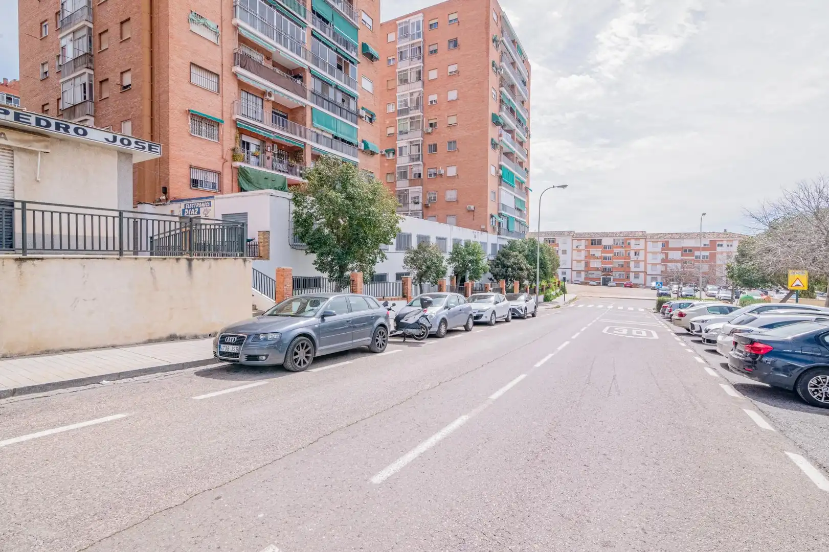 Vista exterior de Local en venda en Granada