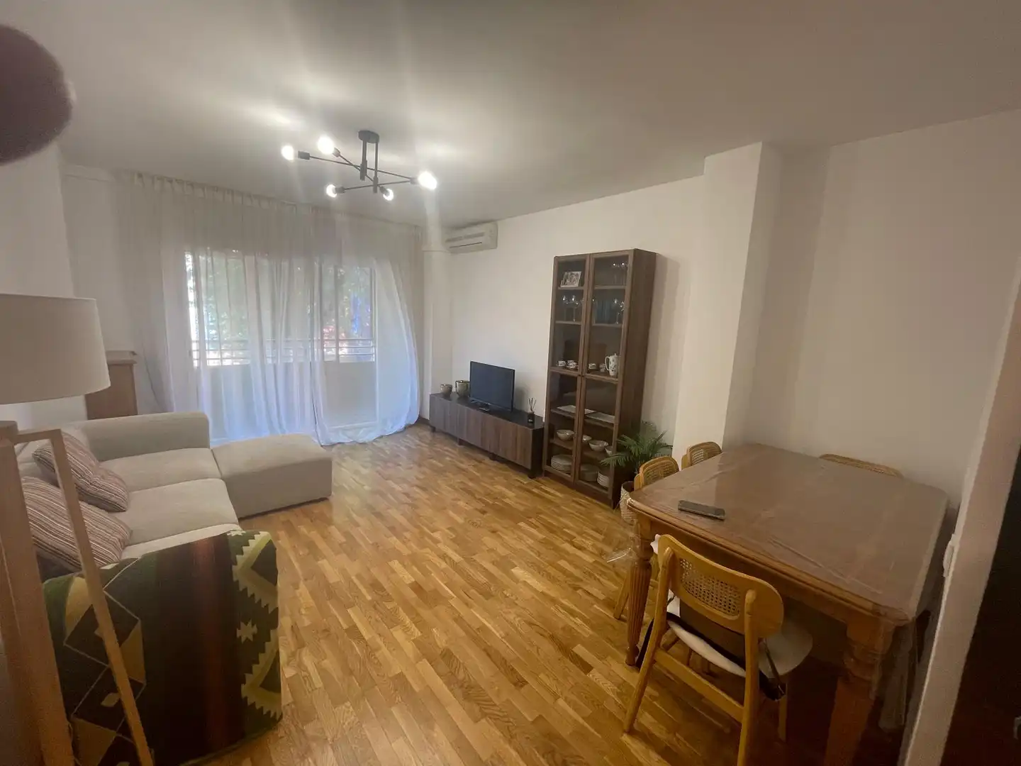Sala d'estar de Casa o xalet per a compartir en Madrid amb Calefacció, Parquet i Moblat
