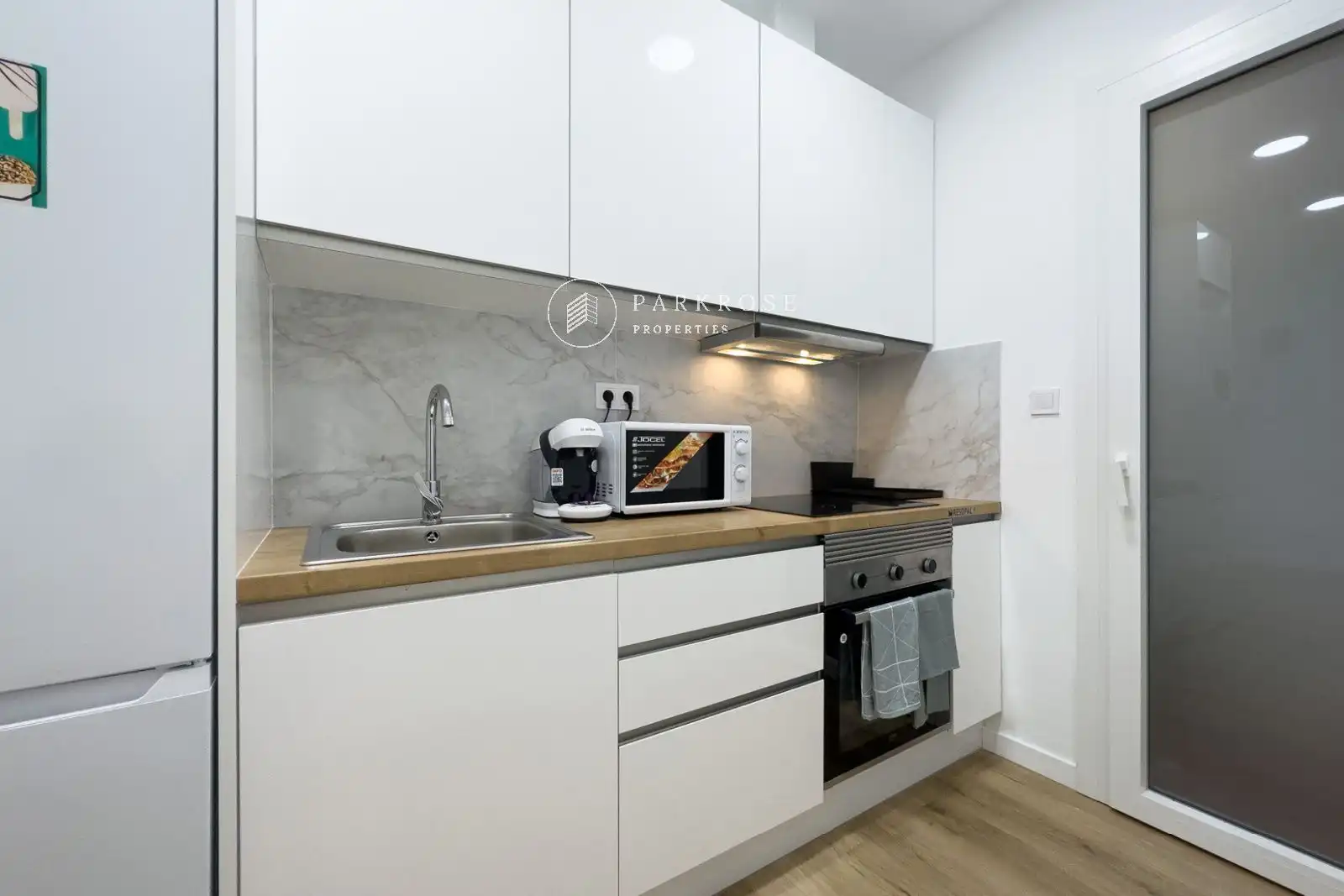 Kitchen of Flat for share in Barcelona  with Parquet flooring, Furnished and Oven
