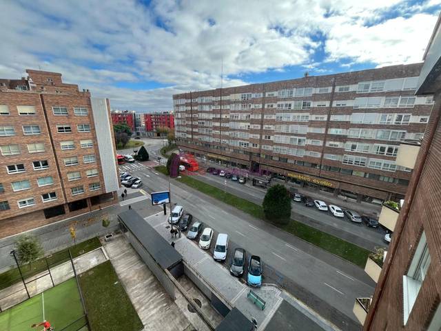 Piso en Venta en Avda de la Paz en Reyes Católicos