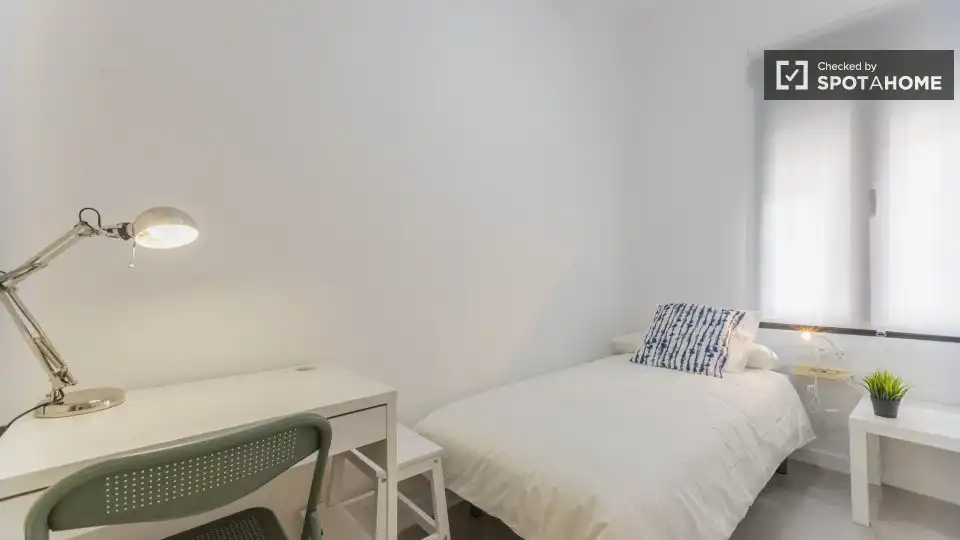 Schlafzimmer von Wohnung zur Miete in Valencia mit Klimaanlage, Heizung und Möbliert