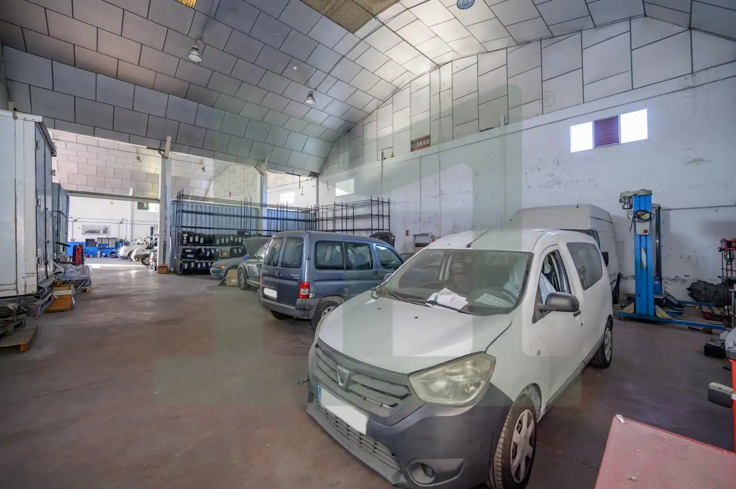 Parkplatz von Fabrikhallen zum Verkauf in Griñón