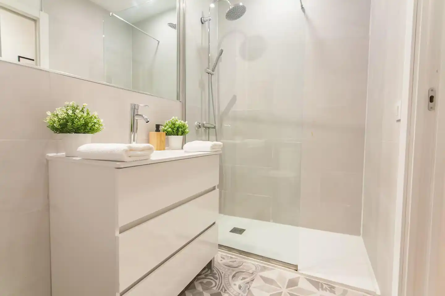 Badezimmer von Wohnungen zur Miete in Bilbao  mit Klimaanlage, Terrasse und Möbliert