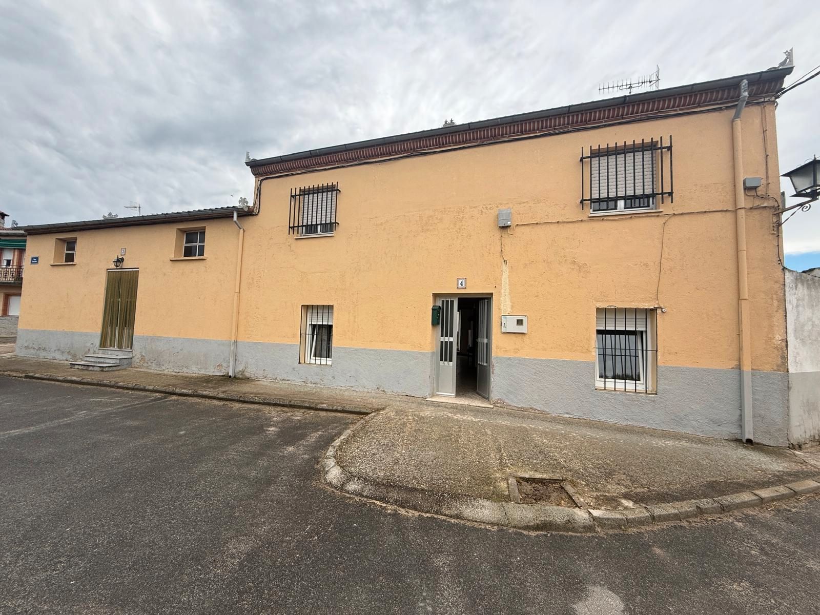 Exterior view of Single-family semi-detached for sale in Muñosancho  with Heating and Private garden