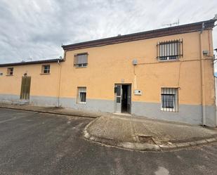 Vista exterior de Casa adosada en venda en Muñosancho amb Calefacció i Jardí privat