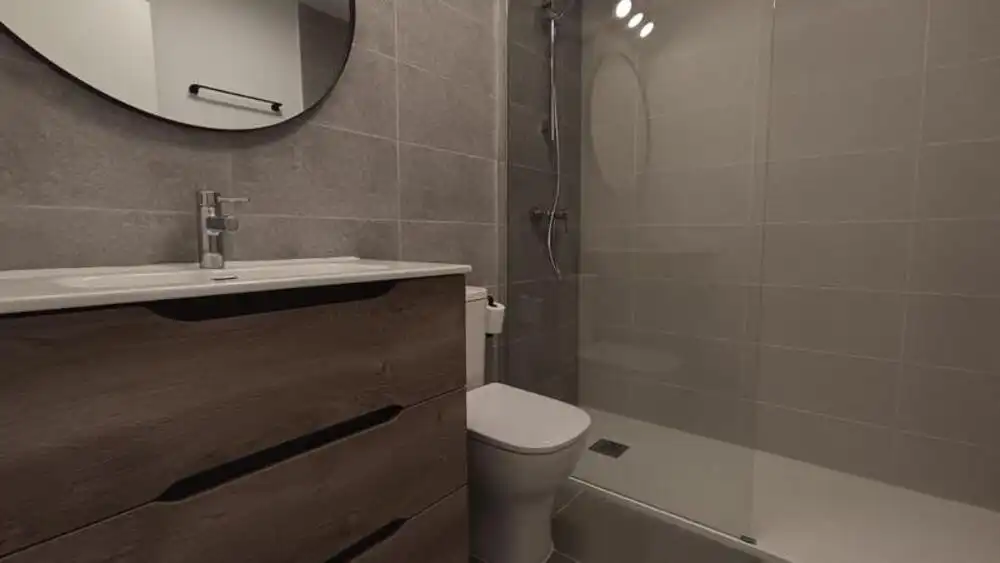 Baño de Apartamento de alquiler en Estepona con Aire acondicionado, Calefacción y Terraza