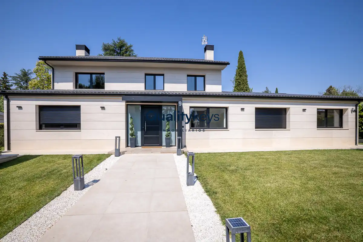 Vista exterior de Casa o xalet en venda en Pozuelo de Alarcón amb Aire condicionat, Calefacció i Jardí privat