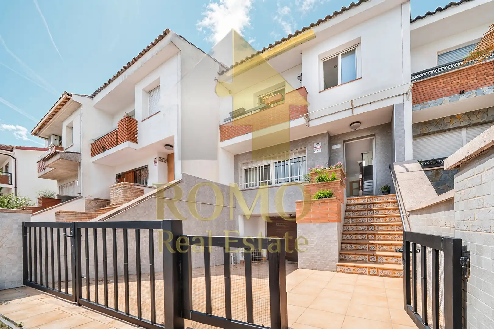 Vista exterior de Casa adosada en venta en Santa Perpètua de Mogoda con Balcón