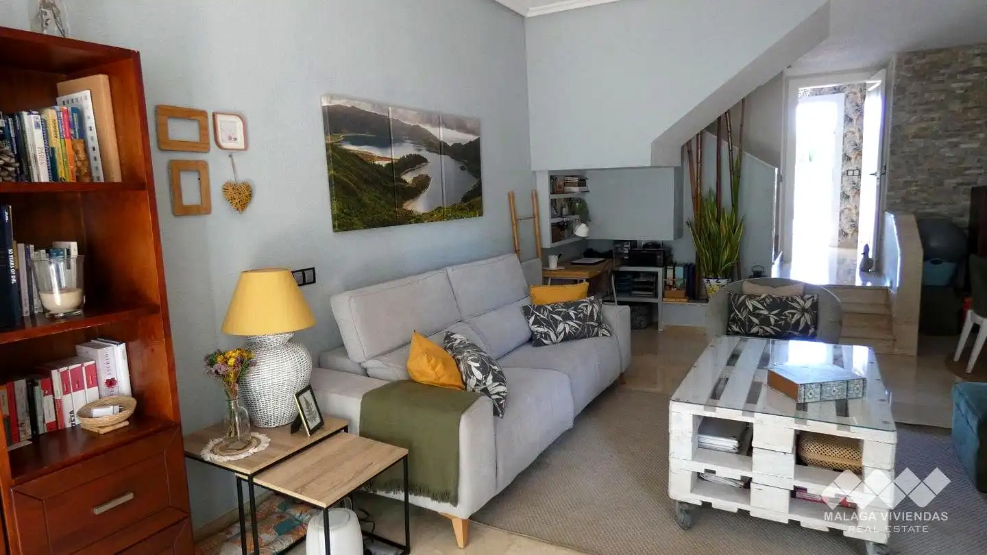 Sala d'estar de Casa adosada en venda en Benalmádena amb Piscina comunitària