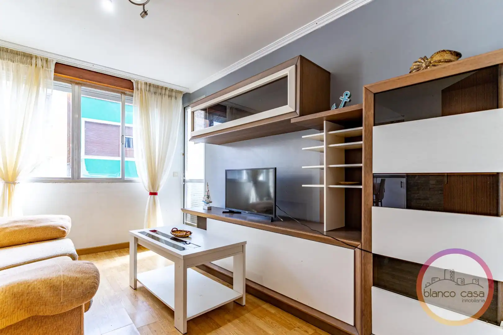 Sala de estar de Piso en venta en Carballo con Terraza, Trastero y Amueblado
