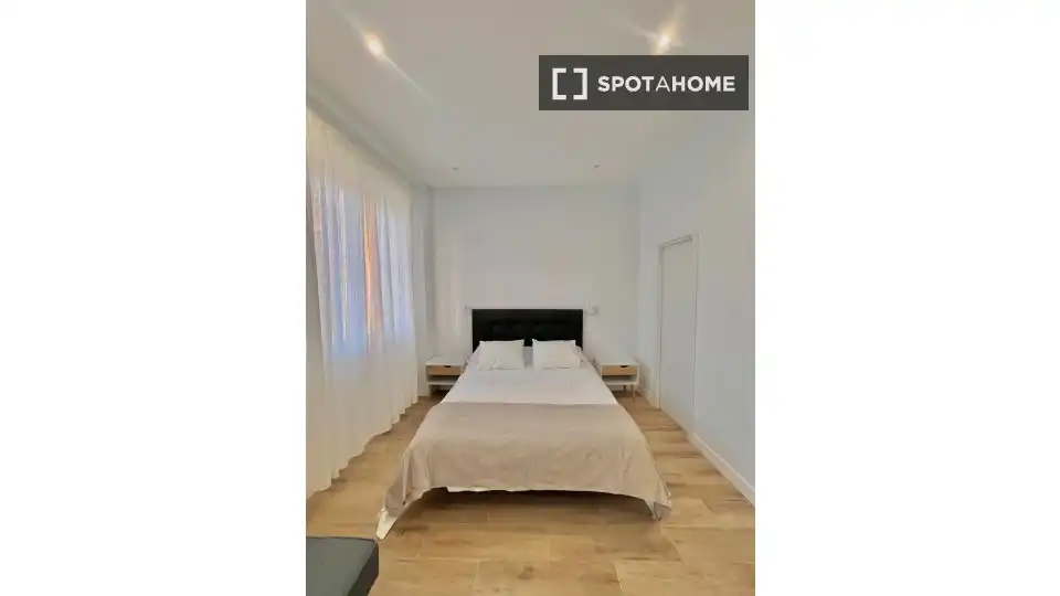 Schlafzimmer von Wohnung zur Miete in Madrid mit Klimaanlage, Heizung und Möbliert