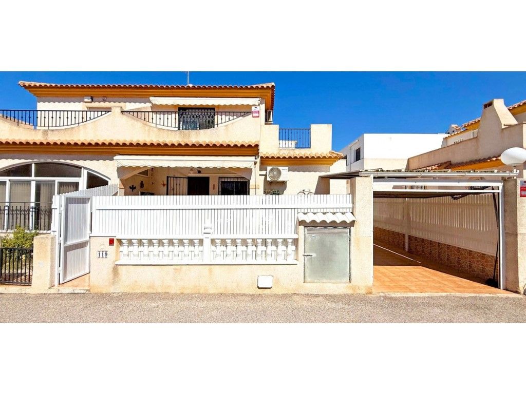 Vista exterior de Casa adosada en venda en Orihuela amb Aire condicionat, Terrassa i Traster