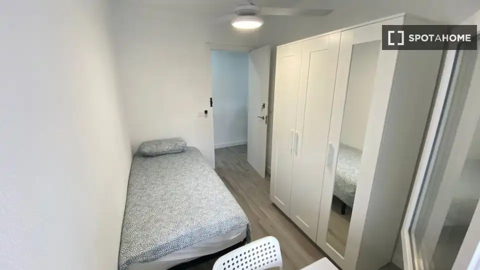 Habitación de Piso de alquiler en Madrid con Aire acondicionado, Calefacción y Amueblado
