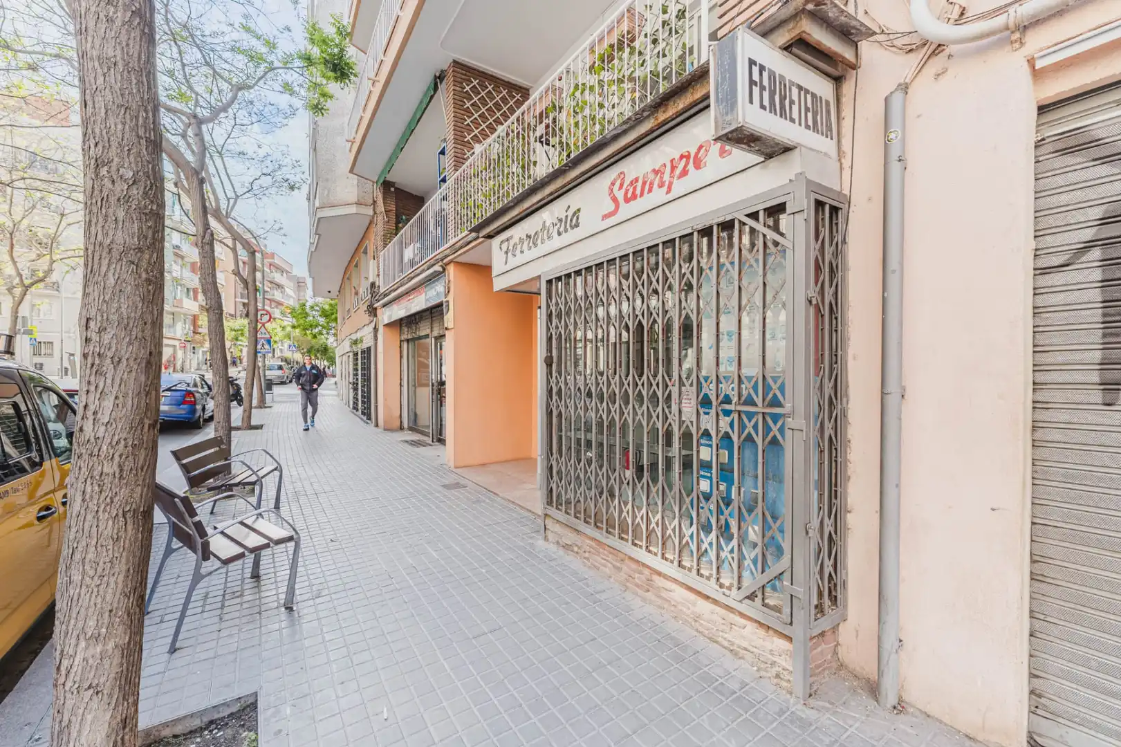 Vista exterior de Local en venda en Sants - Montjuïc