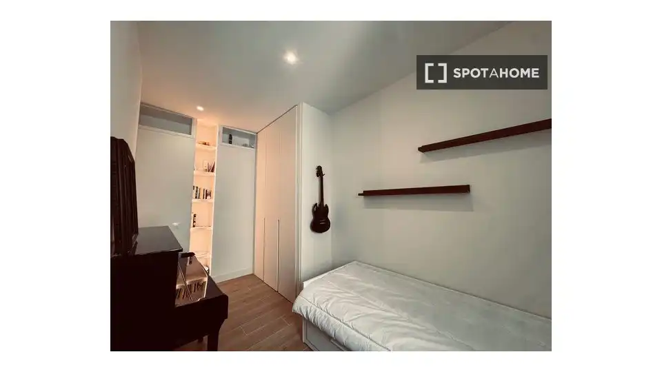Dormitori de Apartament per a compartir en Madrid amb Aire condicionat, Terrassa i Moblat