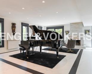 Sala d'estar de Casa o xalet en venda en  Madrid Capital amb Aire condicionat, Calefacció i Jardí privat