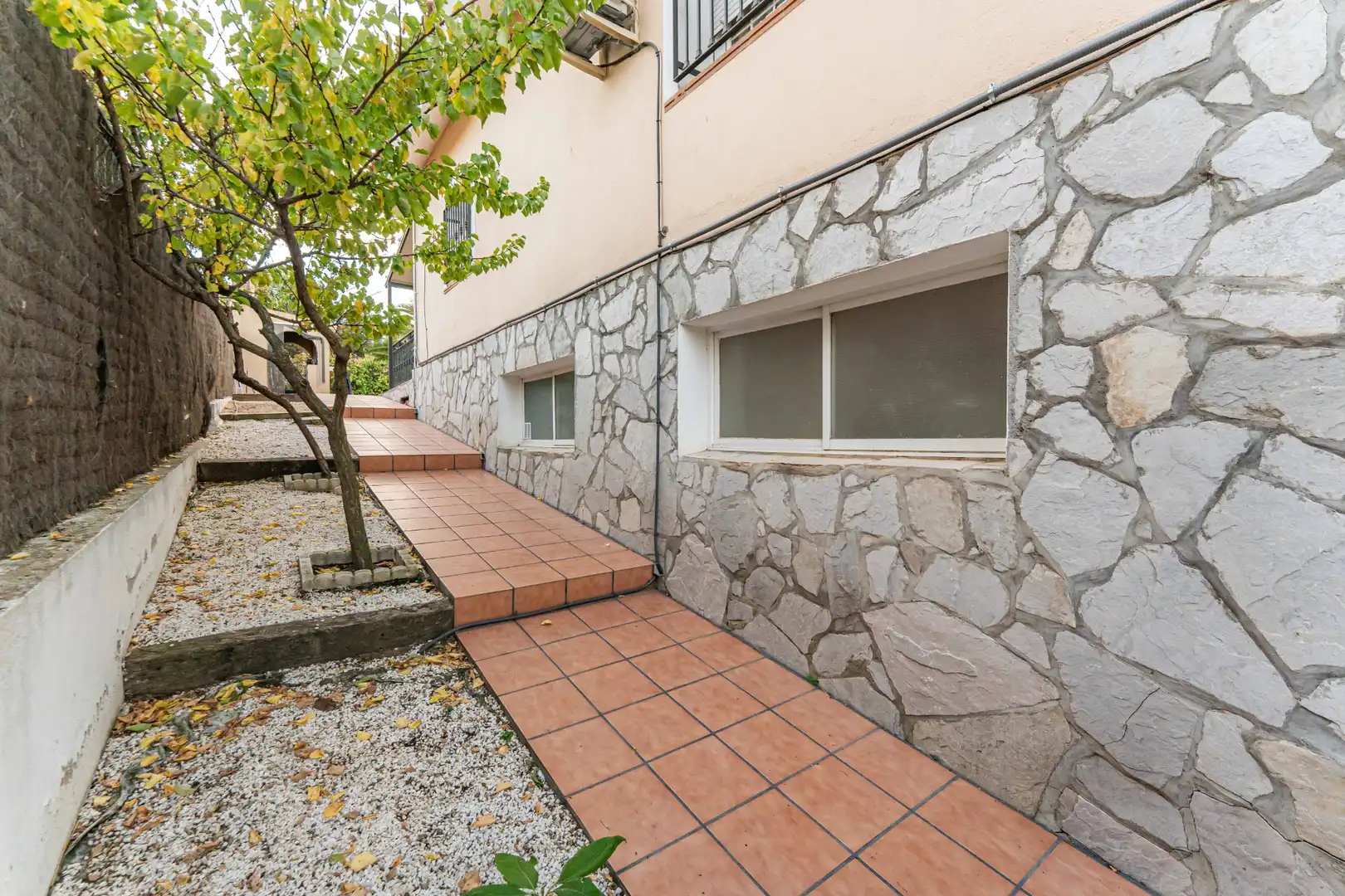 Vista exterior de Casa o xalet en venda en Sevilla la Nueva amb Aire condicionat, Calefacció i Jardí privat