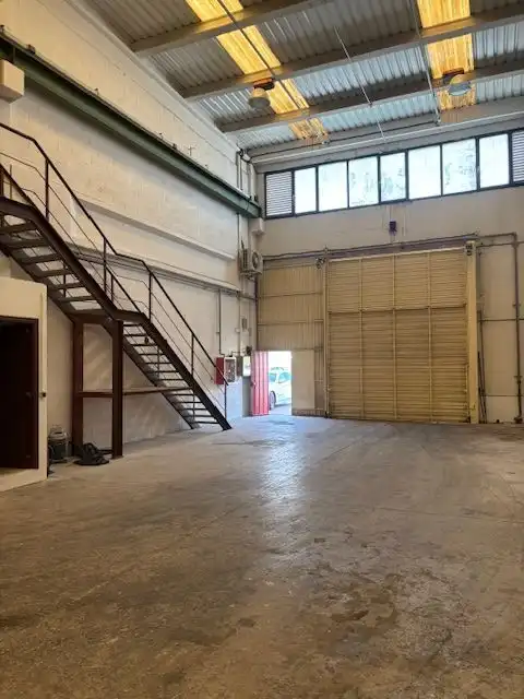 Fabrikhallen zur Miete in Loiu