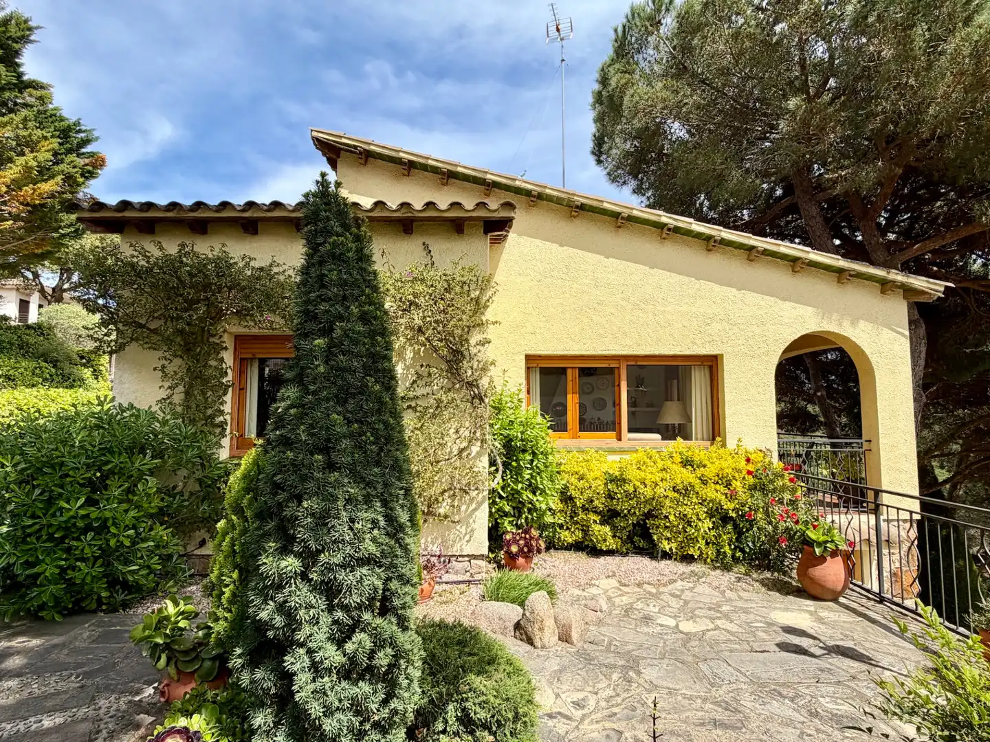 Vista exterior de Casa o xalet en venda en Lloret de Mar amb Aire condicionat, Jardí privat i Terrassa
