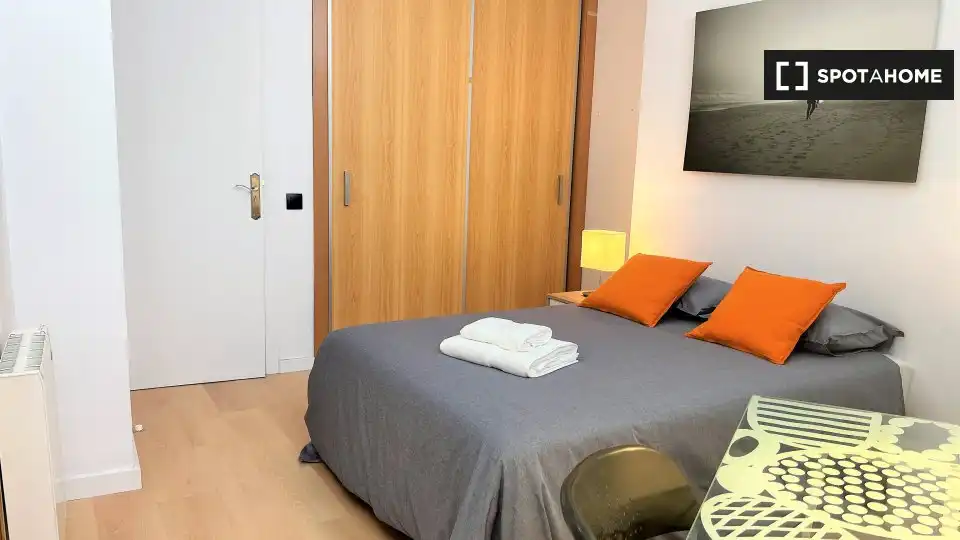 Dormitori de Pis de lloguer en Barcelona amb Aire condicionat, Calefacció i Moblat