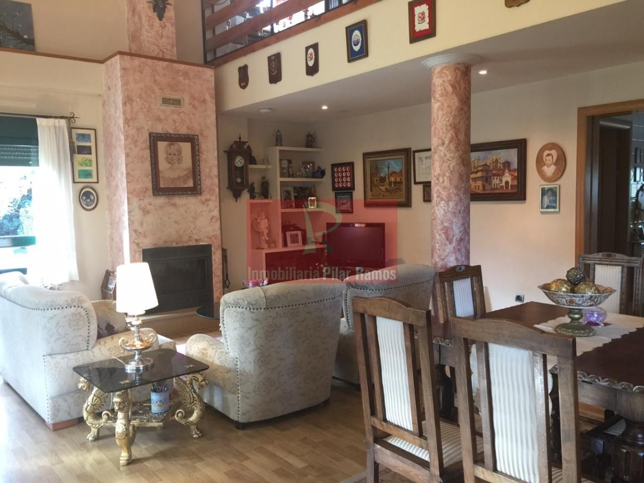 Sala d'estar de Casa o xalet en venda en Garrafe de Torío amb Jardí privat i Parquet