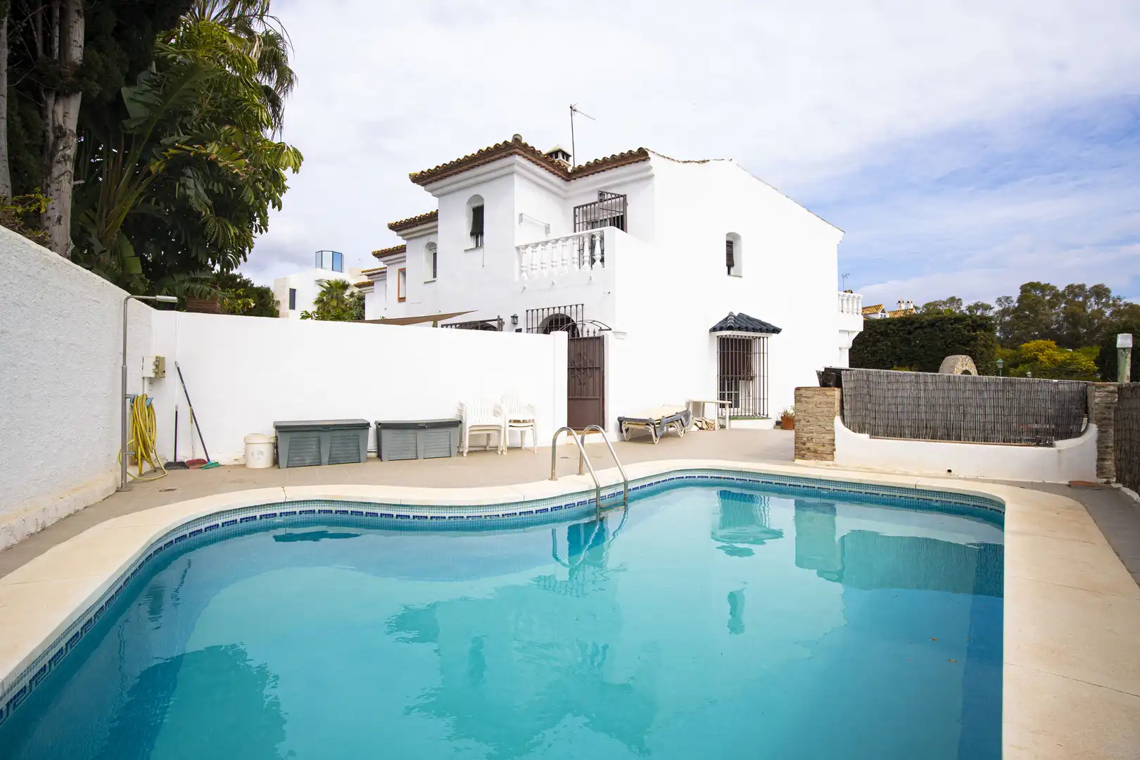 Vista exterior de Casa adosada de alquiler en Estepona con Terraza, Piscina y Amueblado