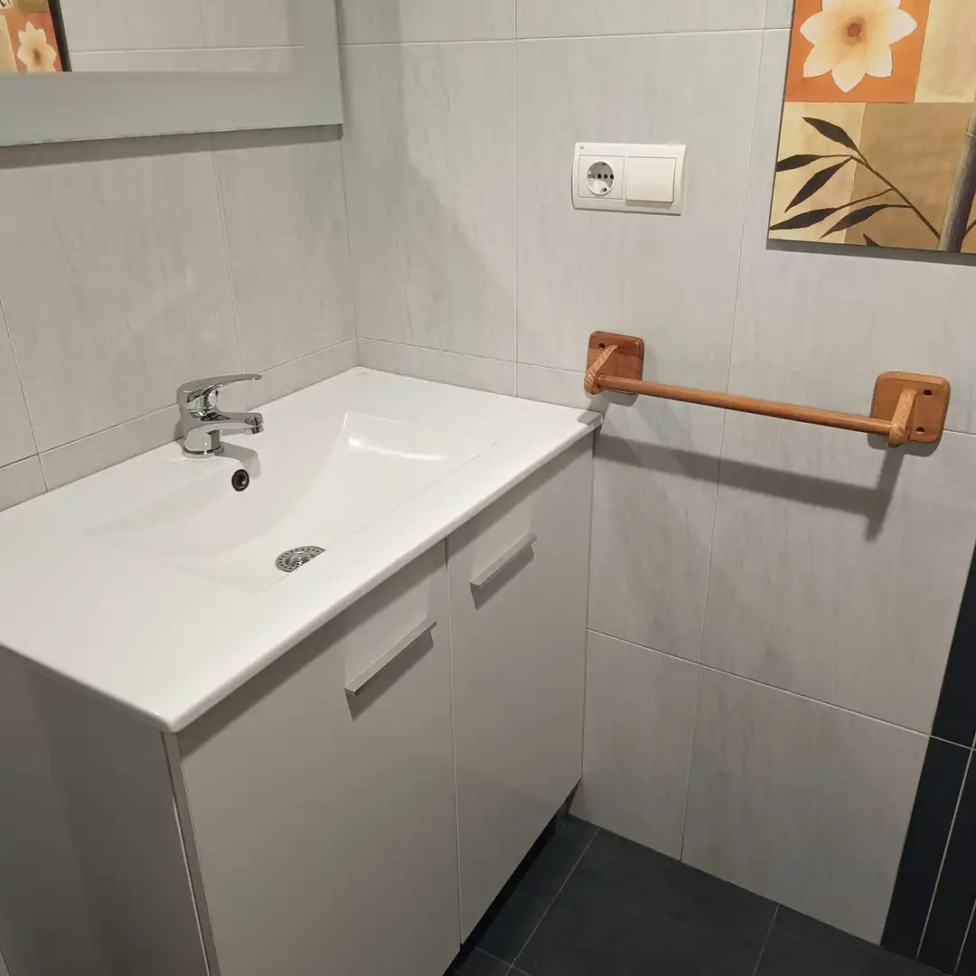 Baño de Apartamento de alquiler en La Pobla de Farnals con Aire acondicionado, Calefacción y Jardín privado