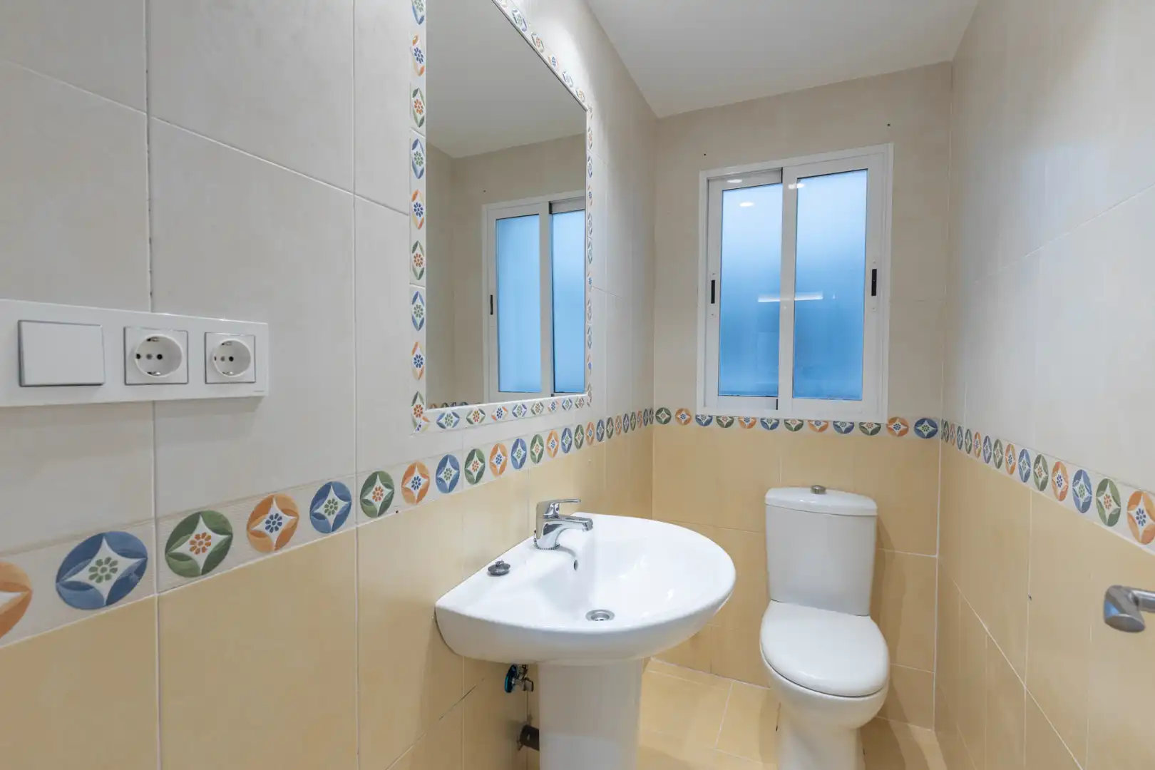 Bathroom of Flat for sale in Granada  with Air Conditioner, Heating and Parquet flooring