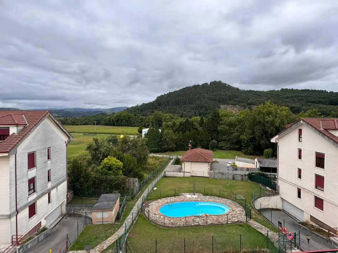 Schwimmbecken von Dachboden zur Miete in Entrambasaguas mit Heizung, Terrasse und Schwimmbad