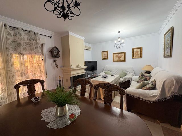 Sala d'estar de Casa adosada en venda en Algeciras amb Aire condicionat, Traster i Moblat