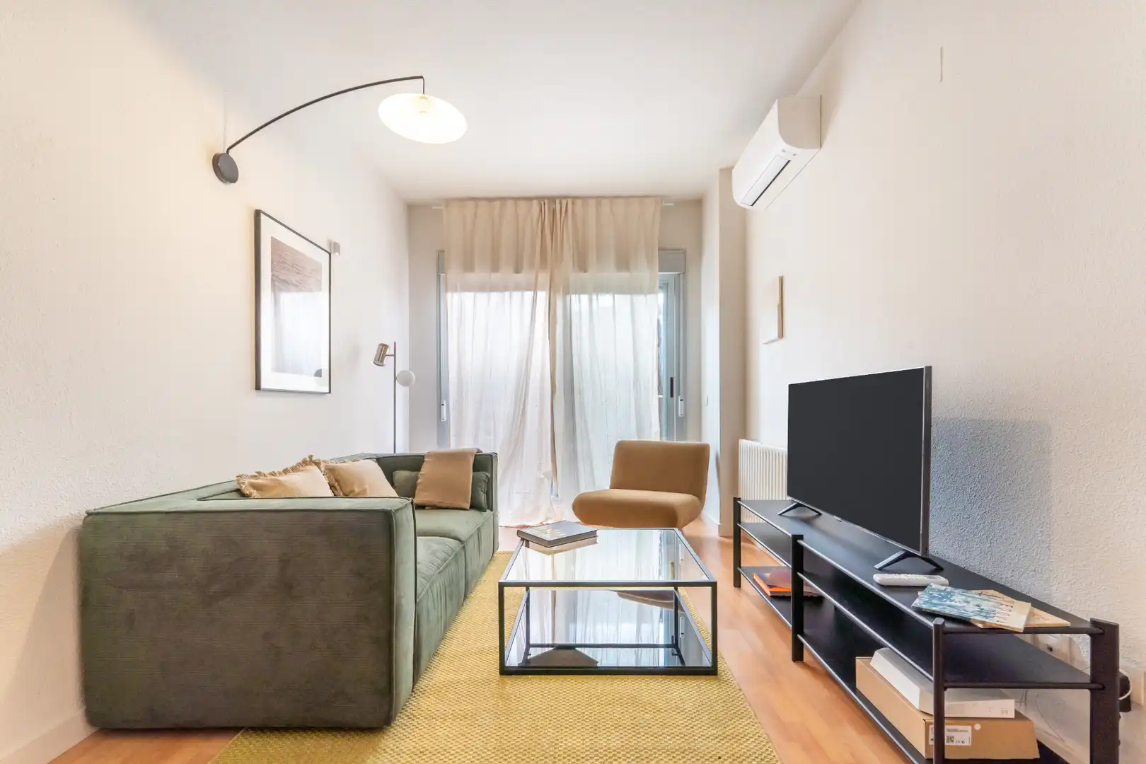 Living room of Ground floor for rent in Madrid  with Air Conditioner, Heating and Parquet flooring