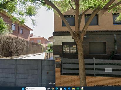 Vista exterior de Casa adosada en venda en Parets del Vallès amb Jardí privat