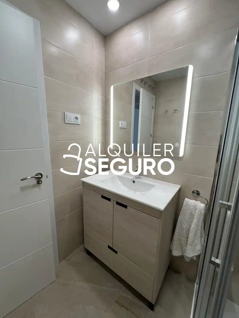 Badezimmer von Wohnung zur Miete in Colmenar Viejo mit Klimaanlage und Heizung