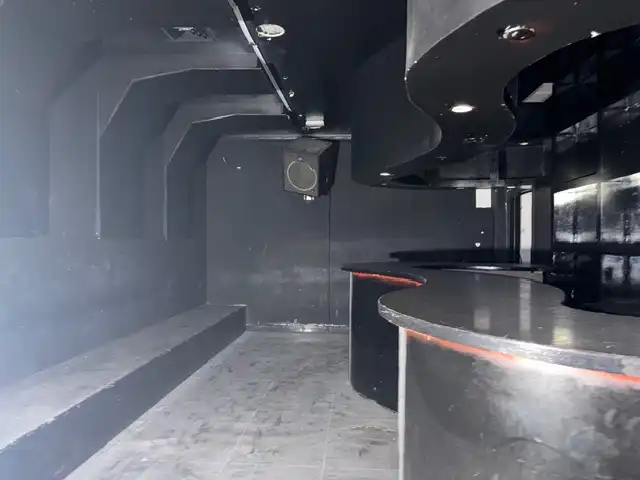 Local comercial en venda a Avenida del General Perón, imagen 6