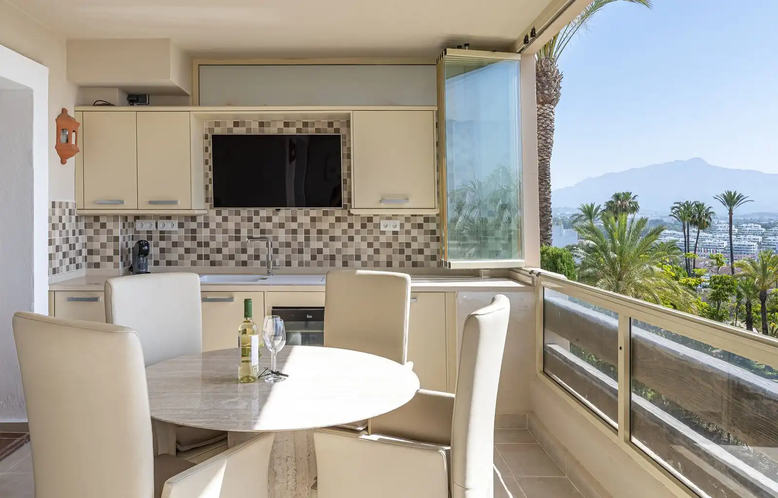 Comedor de Apartamento en venta en Estepona con Terraza, Trastero y Amueblado
