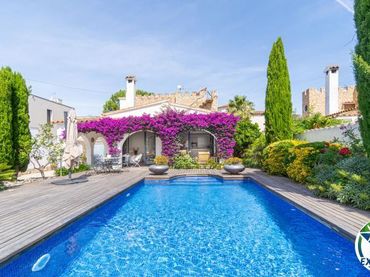 Villa con piscina in vendita a Pení 153