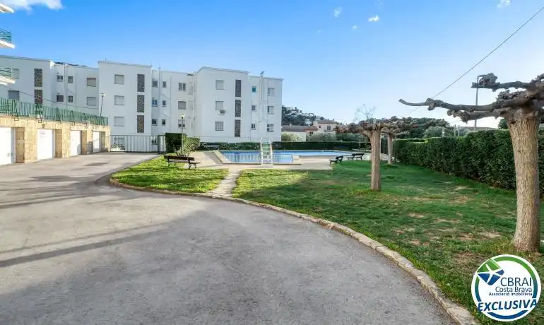 Piscina de Apartament en venda en Roses amb Calefacció, Moblat i Piscina comunitària