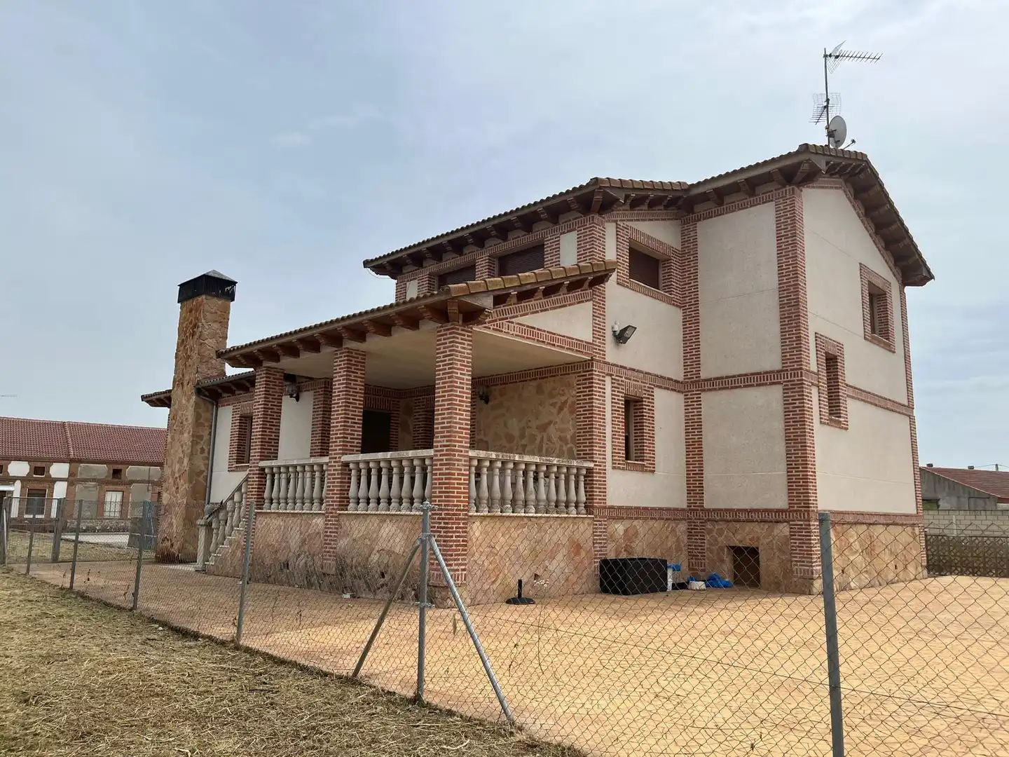Vista exterior de Casa o chalet en venta en Cuéllar con Calefacción, Jardín privado y Terraza
