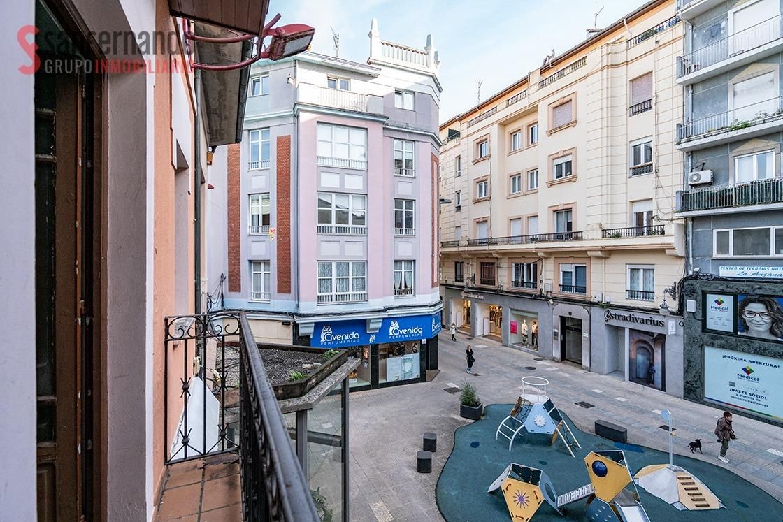 Vista exterior de Casa o xalet en venda en Torrelavega  amb Aire condicionat i Balcó