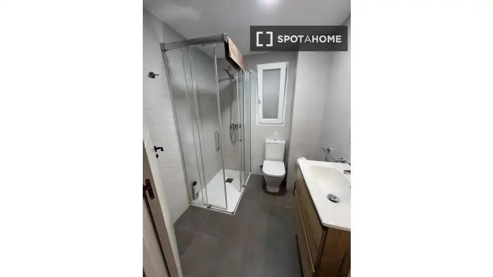 Baño de Piso de alquiler en Alicante / Alacant con Aire acondicionado, Calefacción y Amueblado